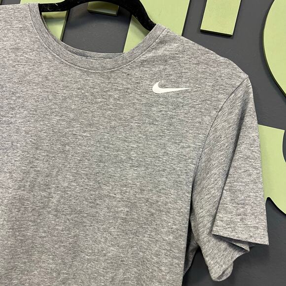 The Nike Tee Men's Dri-Fit Gray Athletic Tee Medium - Picture 2 of 3